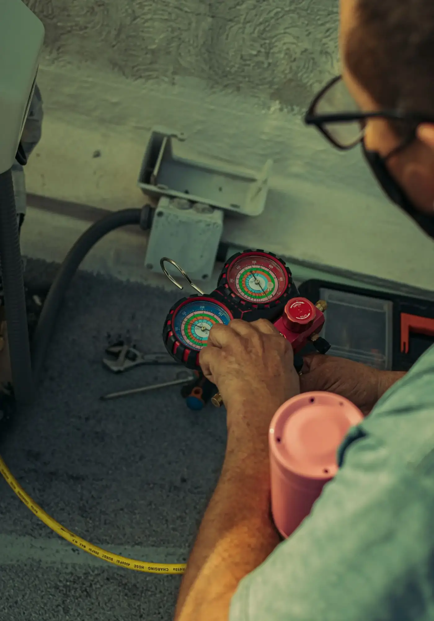 Refrigerant gauge manifold connected to an air conditioner